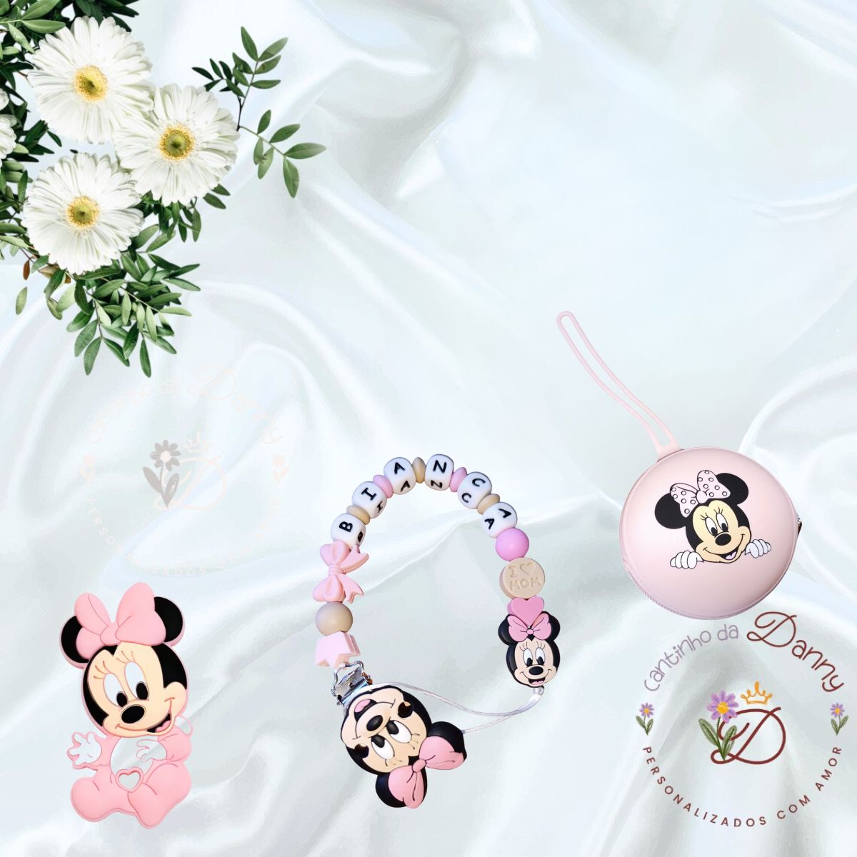 Conjunto de artigos para bebé com tema Minnie rosa sobre fundo branco com flores brancas