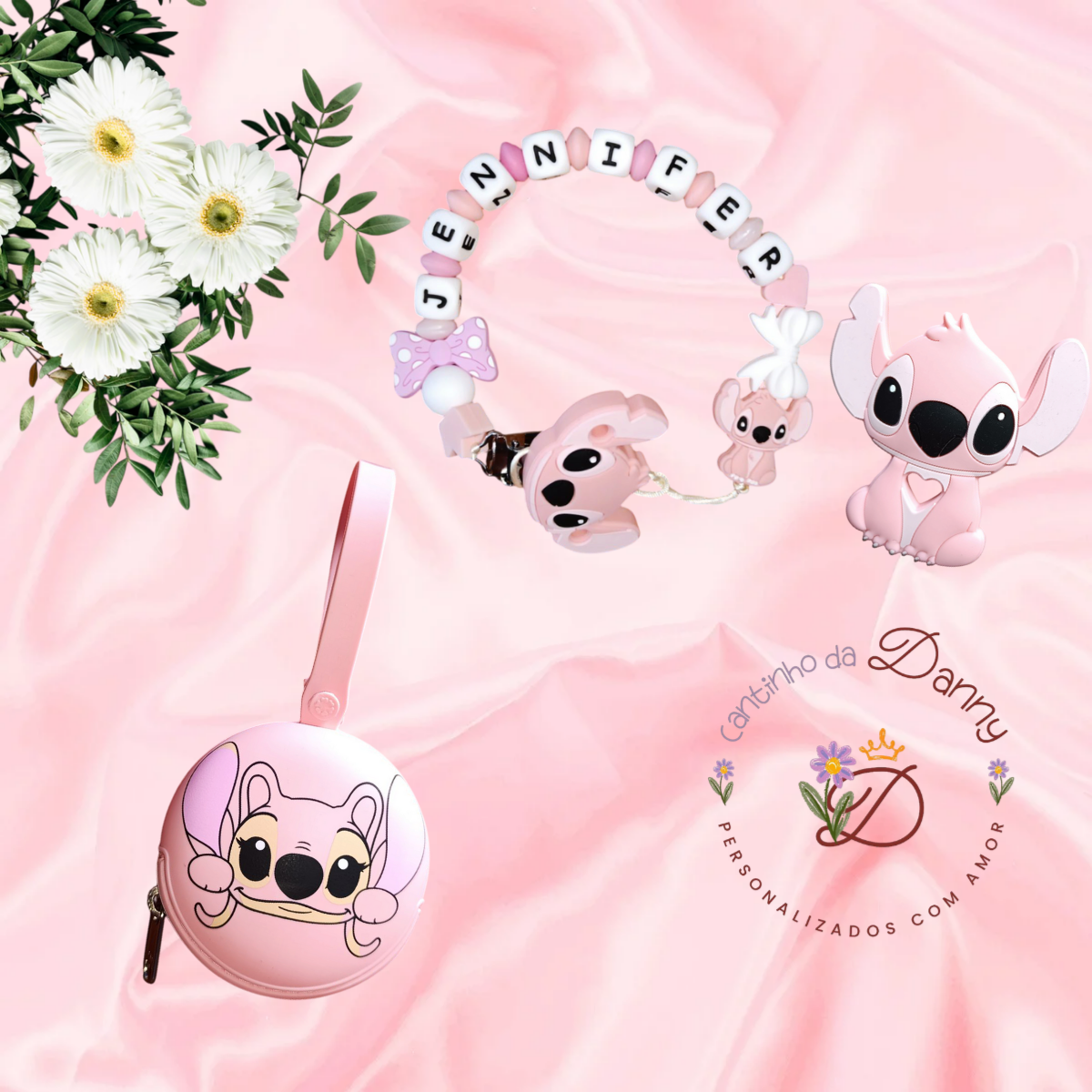 Conjunto de acessórios de silicone rosa com personagem tipo Stitch e prendedor de chupeta personalizado sobre fundo rosa com flores.