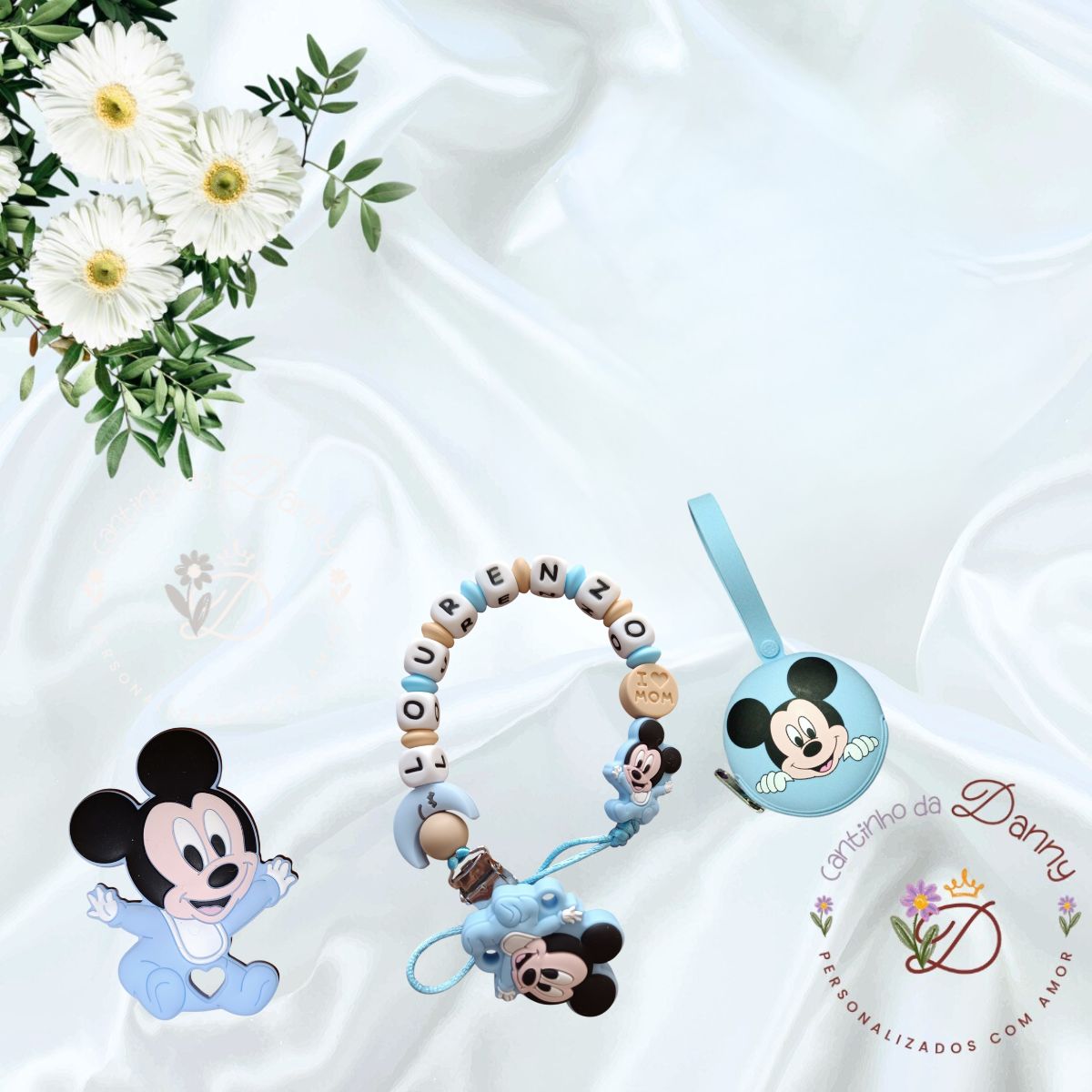 Prendedor de chupeta personalizado com nome e motivos do Mickey Mouse azul sobre tecido branco com flores e logótipo