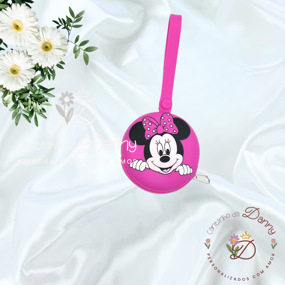 Bolsa redonda rosa com ilustração da Minnie Mouse e alça sobre fundo branco com flores.