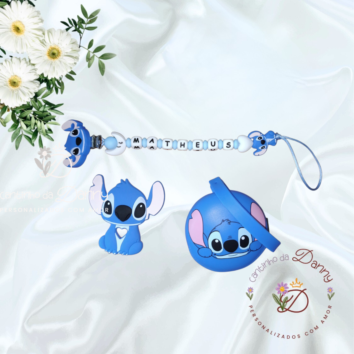 Conjunto Stitch com fita personalizada MATHEUS, figura e porta-chaves azuis sobre tecido branco e flores