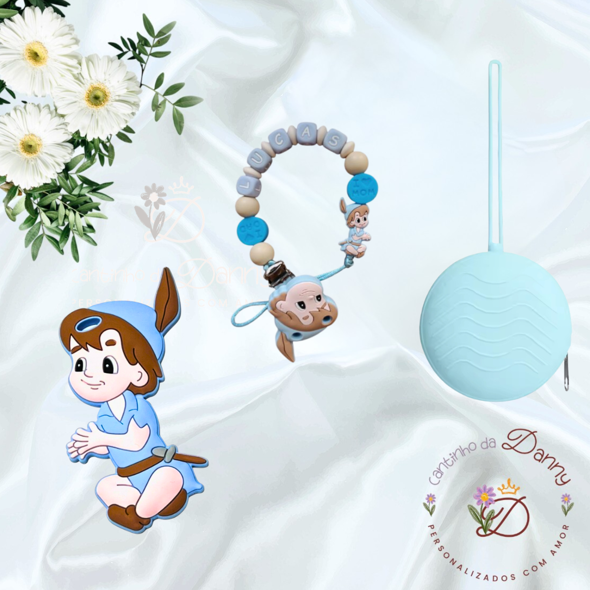 Conjunto de acessórios em silicone azul claro com brinquedo e pulseira sobre tecido branco