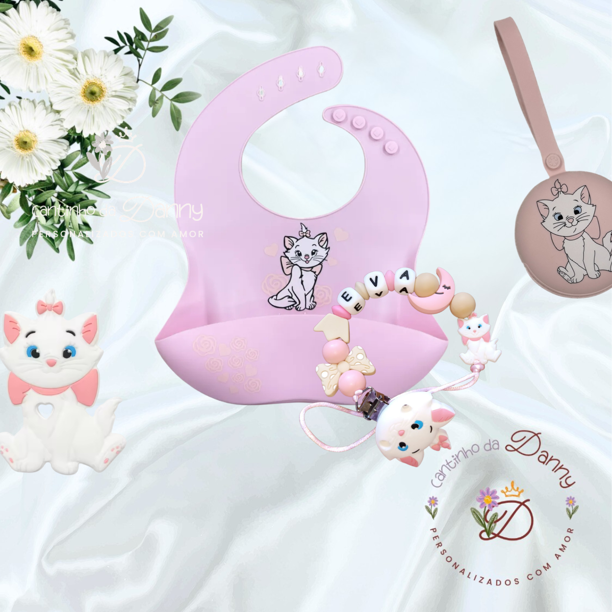 Babete silicone rosa com desenho de gato, clipadora personalizada, porta-chupeta rosa e brinquedo de gato sobre tecido branco