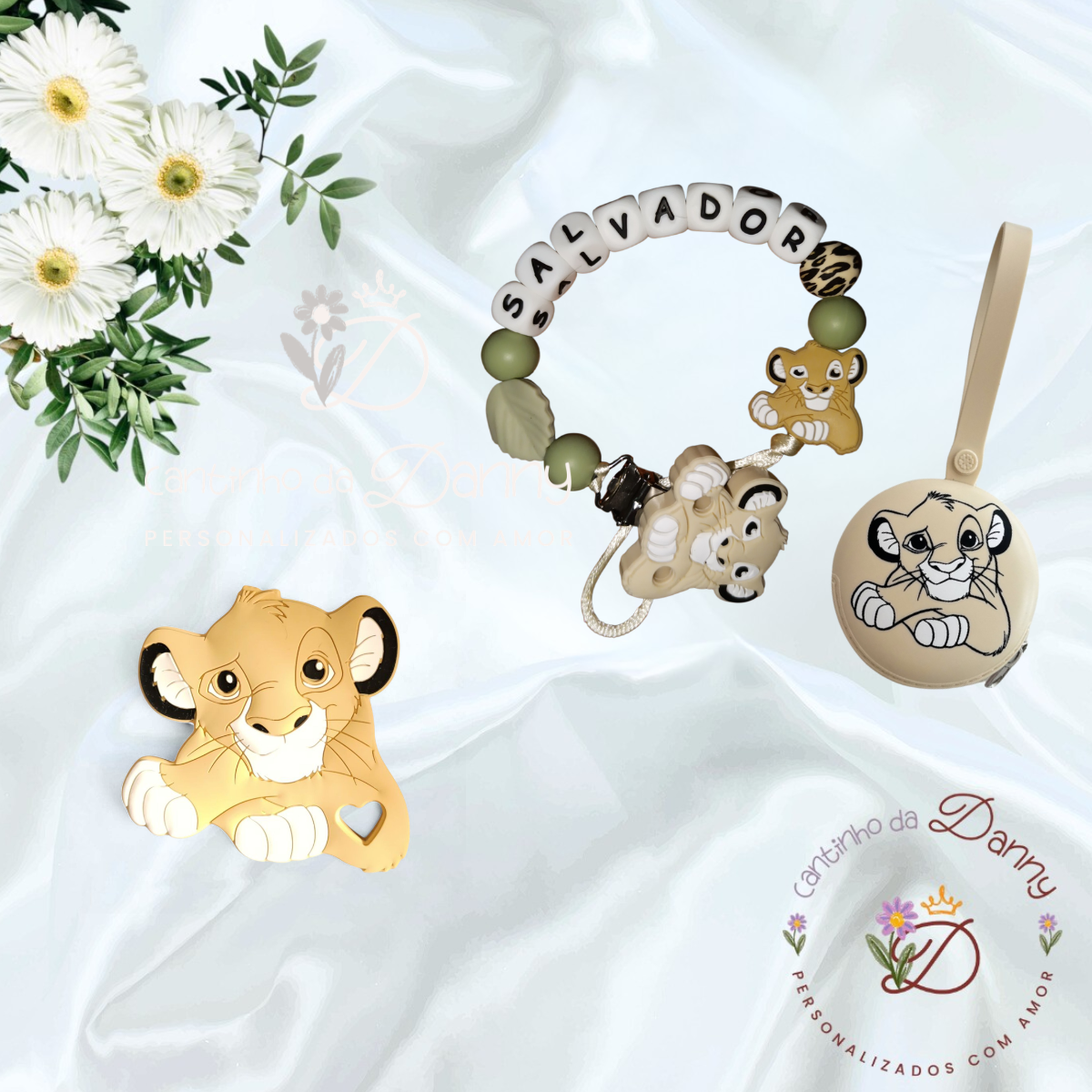 Produtos infantis personalizados Simba sobre tecido branco com flores