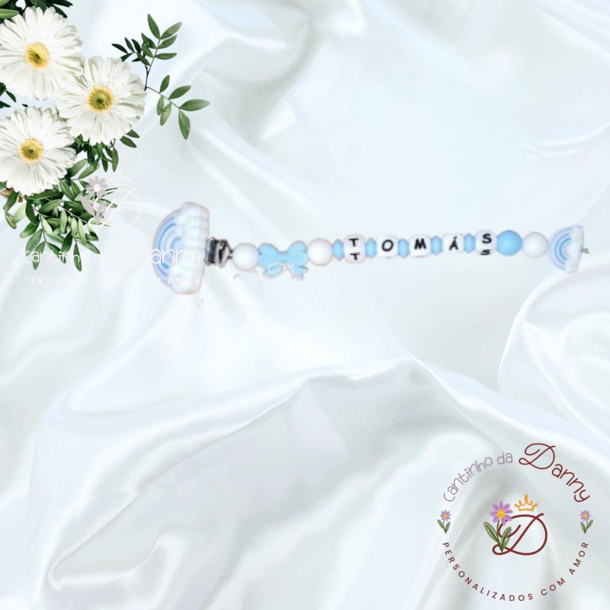 Prendedor de chupeta personalizado azul e branco com nome TOMÁS e laço azul