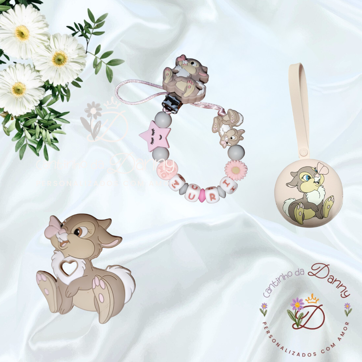 Três artigos infantis com tema de veado em tecido e silicone sobre fundo branco com flores.
