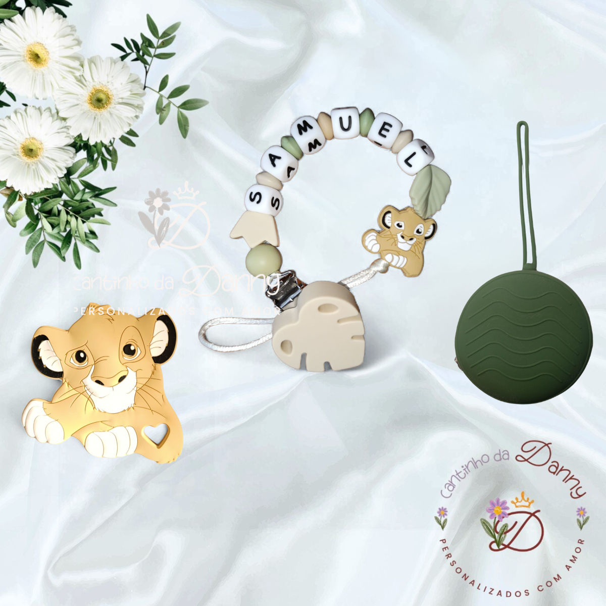 Pulseira de chupeta personalizada com nome Samuel em fundo branco com flores e objeto verde