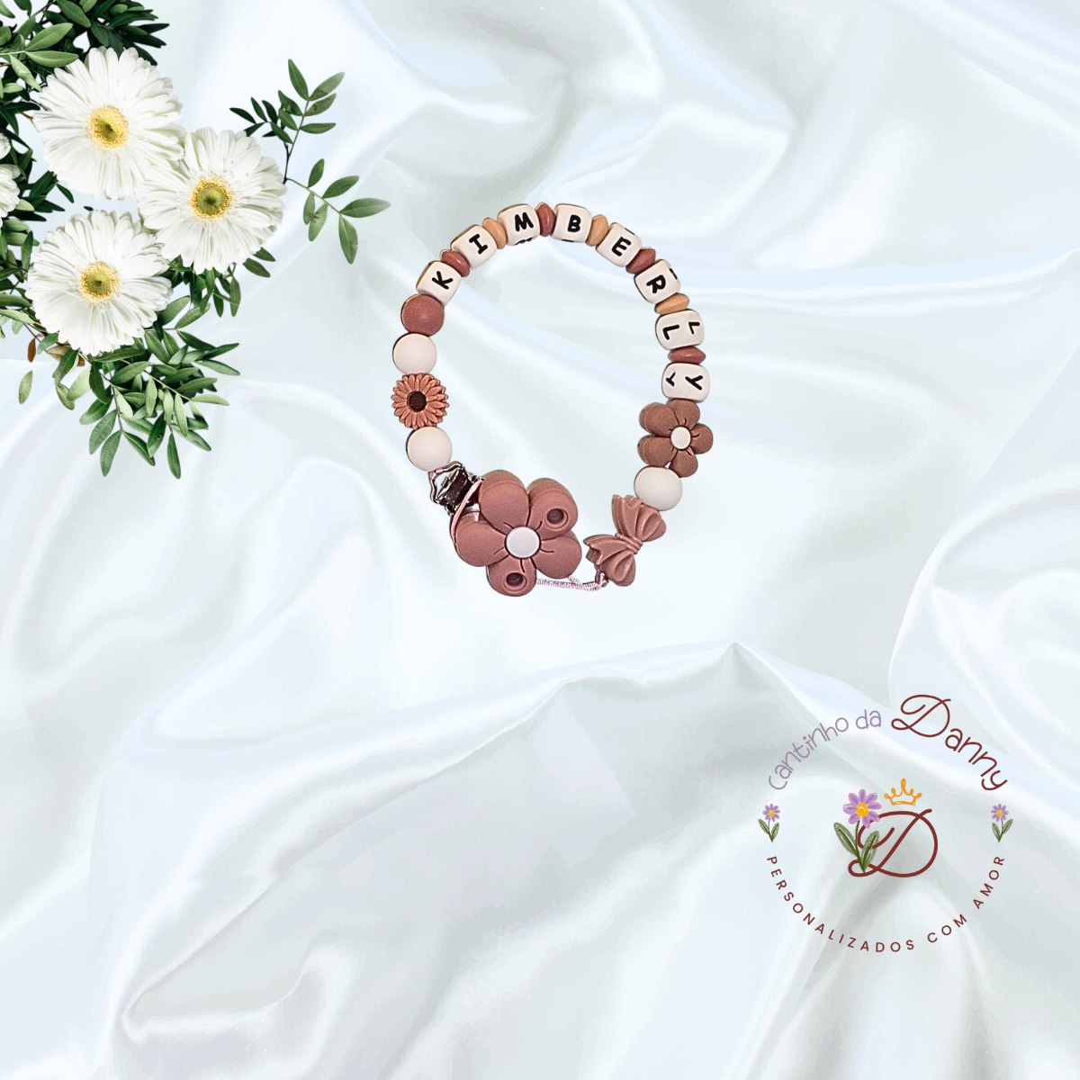 Pulseira personalizada com nome Kimberly e contas em tons de castanho e bege
