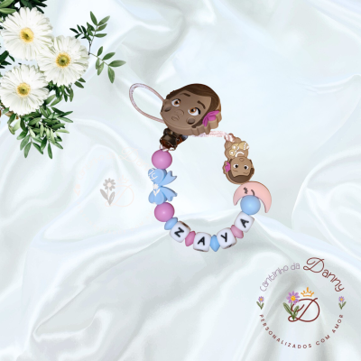 colar personalizado com letras e figuras decorativas em silicone rosa e azul