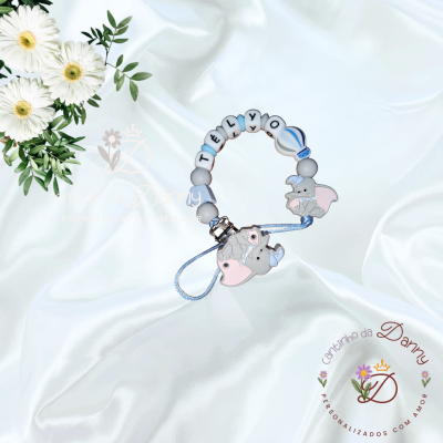 Prendedor de chupeta com letras personalizadas e pendente de elefante em tecido branco e flores brancas