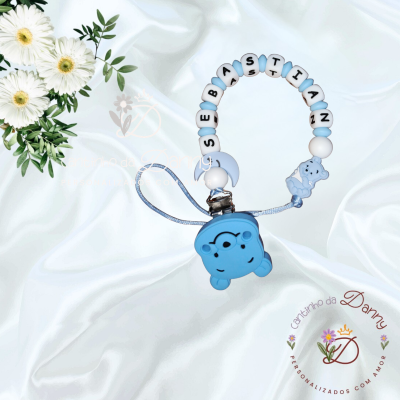 Prendedor de chupeta azul com contas em silicone e letras brancas
