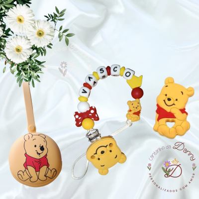 Conjunto de acessórios para bebé com o tema Ursinho Pooh, incluindo porta-chupetas, gancho com letras VASCO e mordedor de silicone
