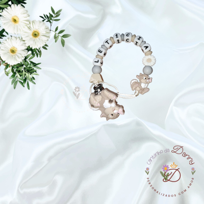 Argola seguradora de chucha personalizada com nome LETICIA em contas de silicone, personagens de desenho e flores ao lado