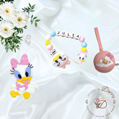 Acessórios infantis com tema da Margarida em silicone, pulseira com nome JULIA e porta-chaves rosa.