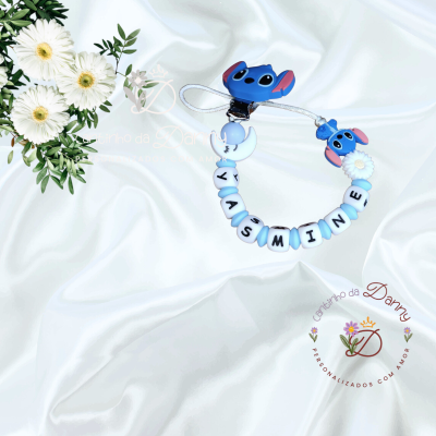 Prendedor de chucha azul com contas e elementos da personagem Stitch