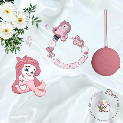Pacote com chupeta, clip e porta-chupeta redondo em silicone rosa com imagens de sereia e nome VALENTINA