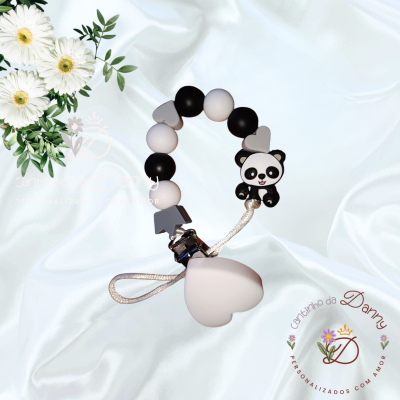 Prendedor para chucha com contas coloridas e figura de panda.