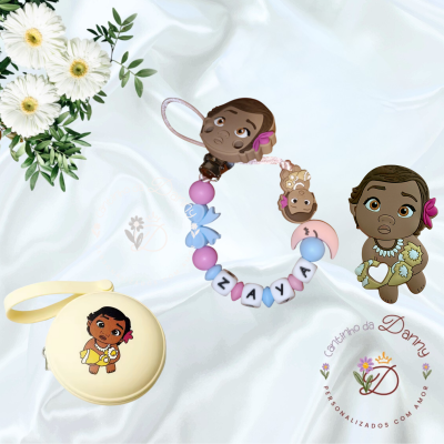 Porta-chupeta e prendedor personalizados com personagem infantil e nome ZAYA em contas coloridas sobre fundo branco com flores