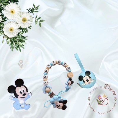 Prendedor de chupeta personalizado com nome e motivos do Mickey Mouse azul sobre tecido branco com flores e logótipo