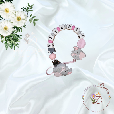 Pulseira personalizada para bebé com nome VITÓRIA em contas brancas e rosa e elefante cinzento e rosa.