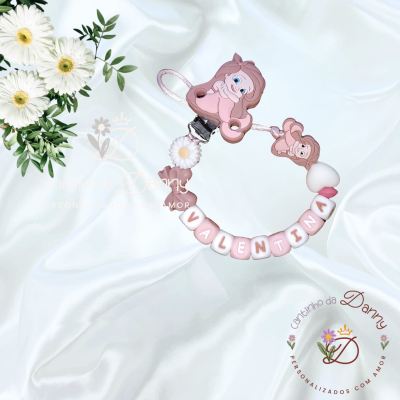 Prendedor de chupeta personalizado cor de rosa com nome VALENTINA e flores brancas ao lado