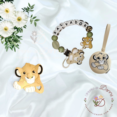 Produtos infantis personalizados Simba sobre tecido branco com flores