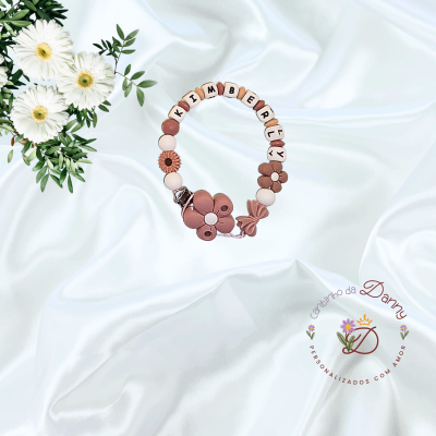 Pulseira personalizada com nome Kimberly e contas em tons de castanho e bege