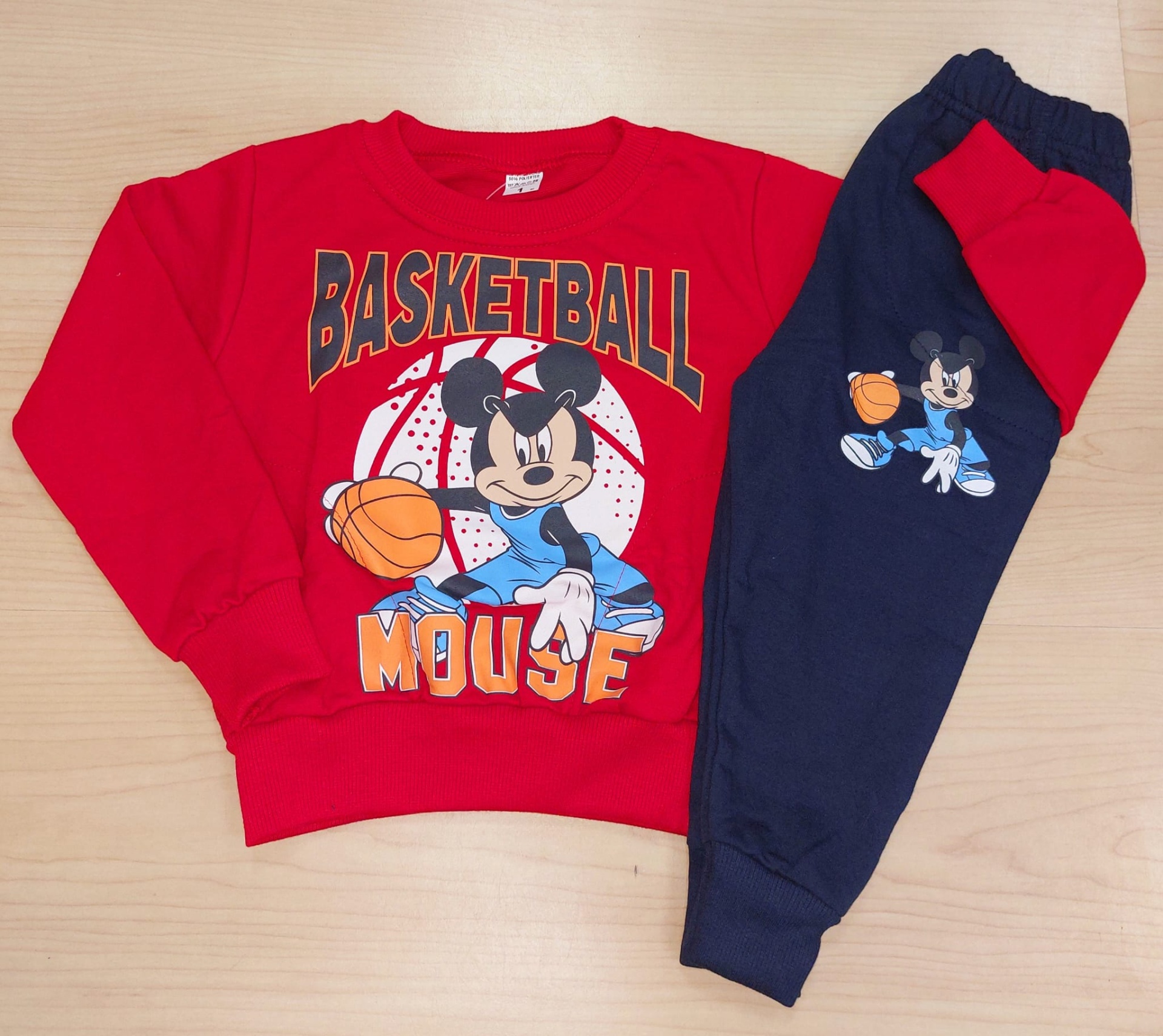 Conjunto Mickey Menino Basketball – Primavera Verão (Sem Carda) | 1 aos 8 Anos Conjunto infantil vermelho e azul com estampa Mickey mouse e basquetebol