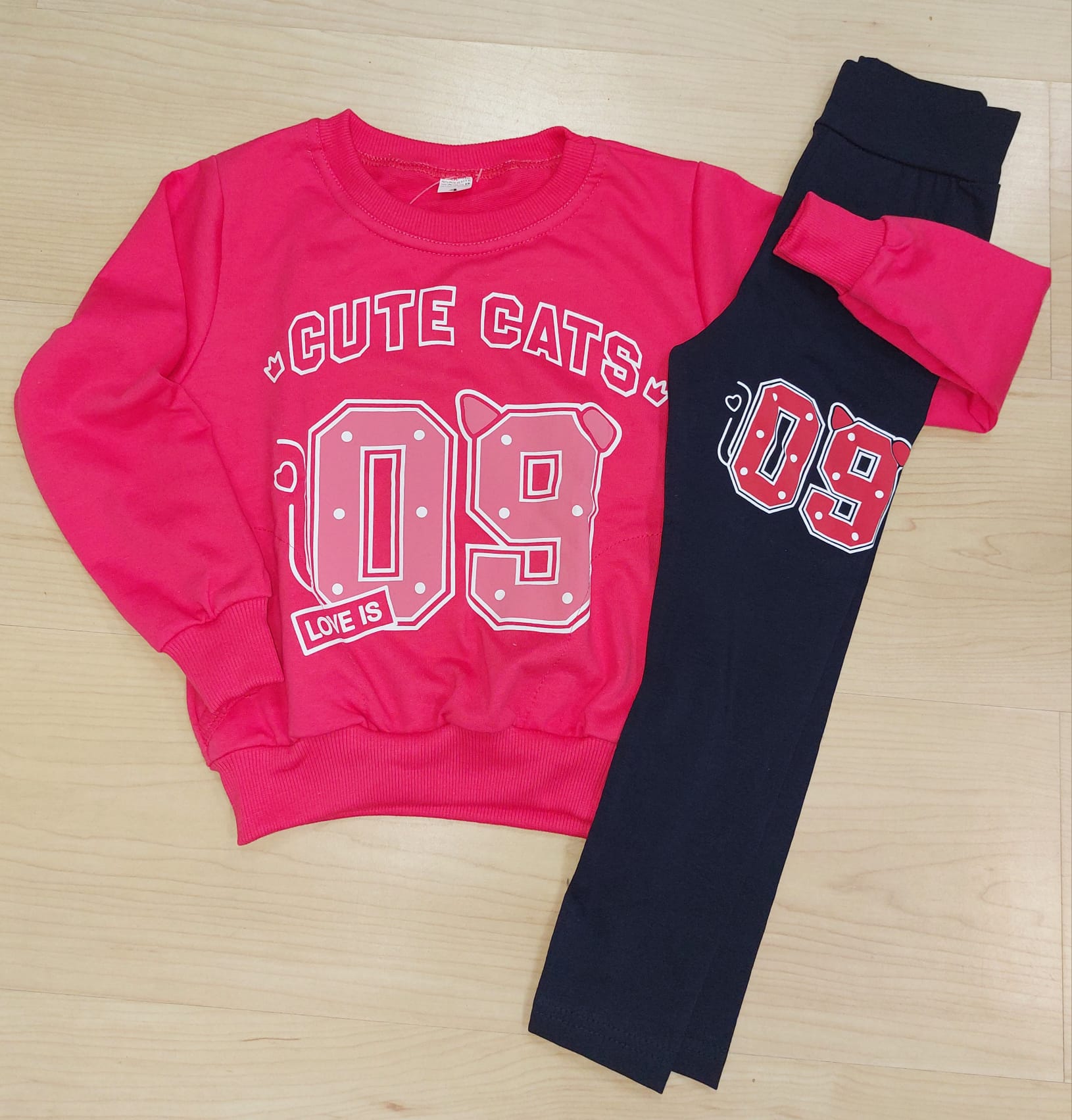 Conjunto Menina “Cute Cats 09” – 4 aos 14 Anos | Primavera Verão Conjunto infantil rosa e preto com estampado CUTE CATS 09