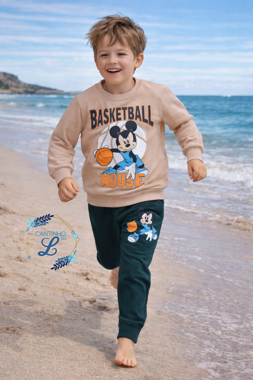 Conjunto Mickey Menino Basketball – Primavera Verão (Sem Carda) | 1 aos 8 Anos Criança a correr na praia com conjunto infantil bege e verde com estampa do Mickey Mouse a jogar basquetebol.