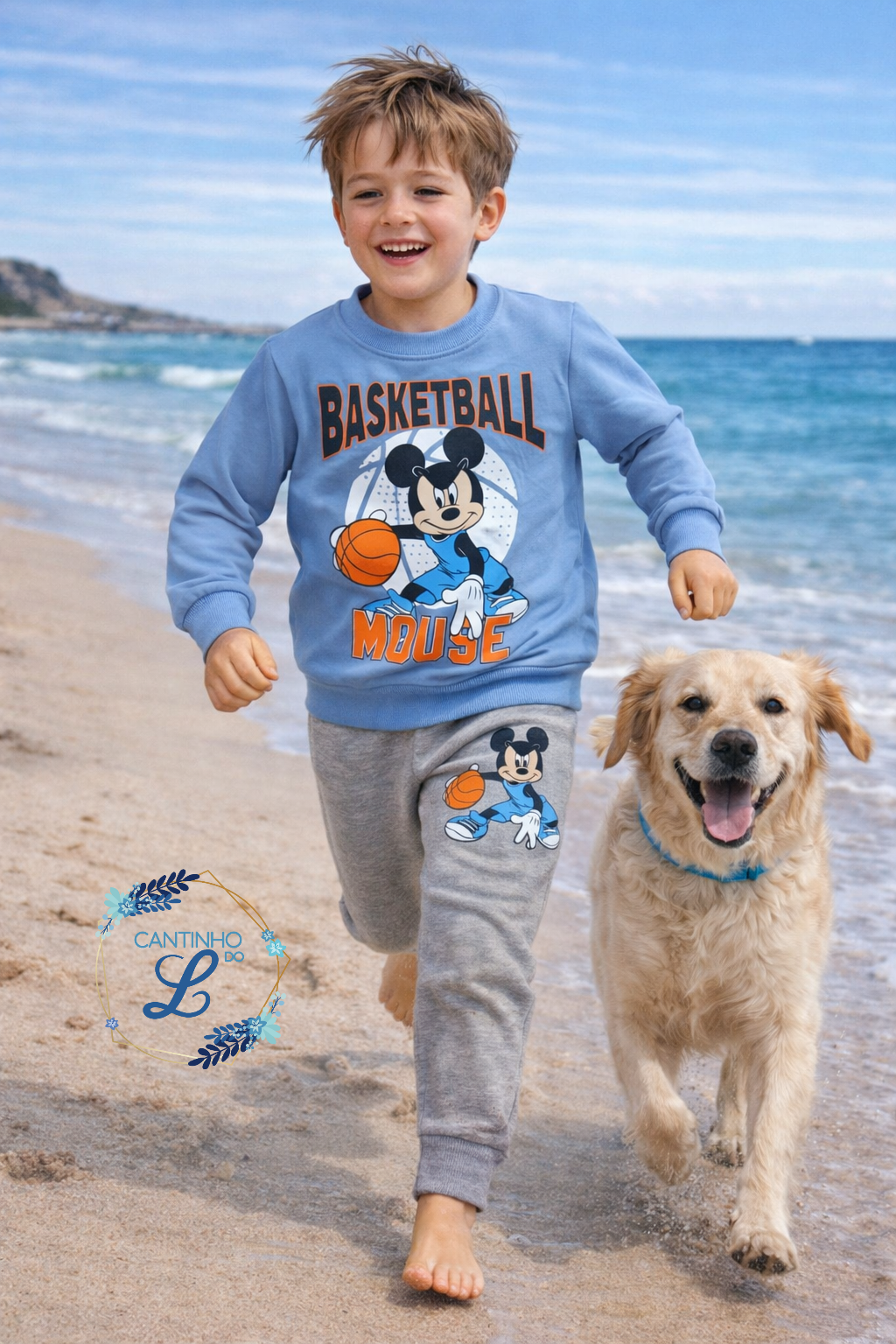 Conjunto Mickey Menino Basketball – Primavera Verão (Sem Carda) | 1 aos 8 Anos Menino a correr na praia com roupa de Mickey Mouse e cão ao lado