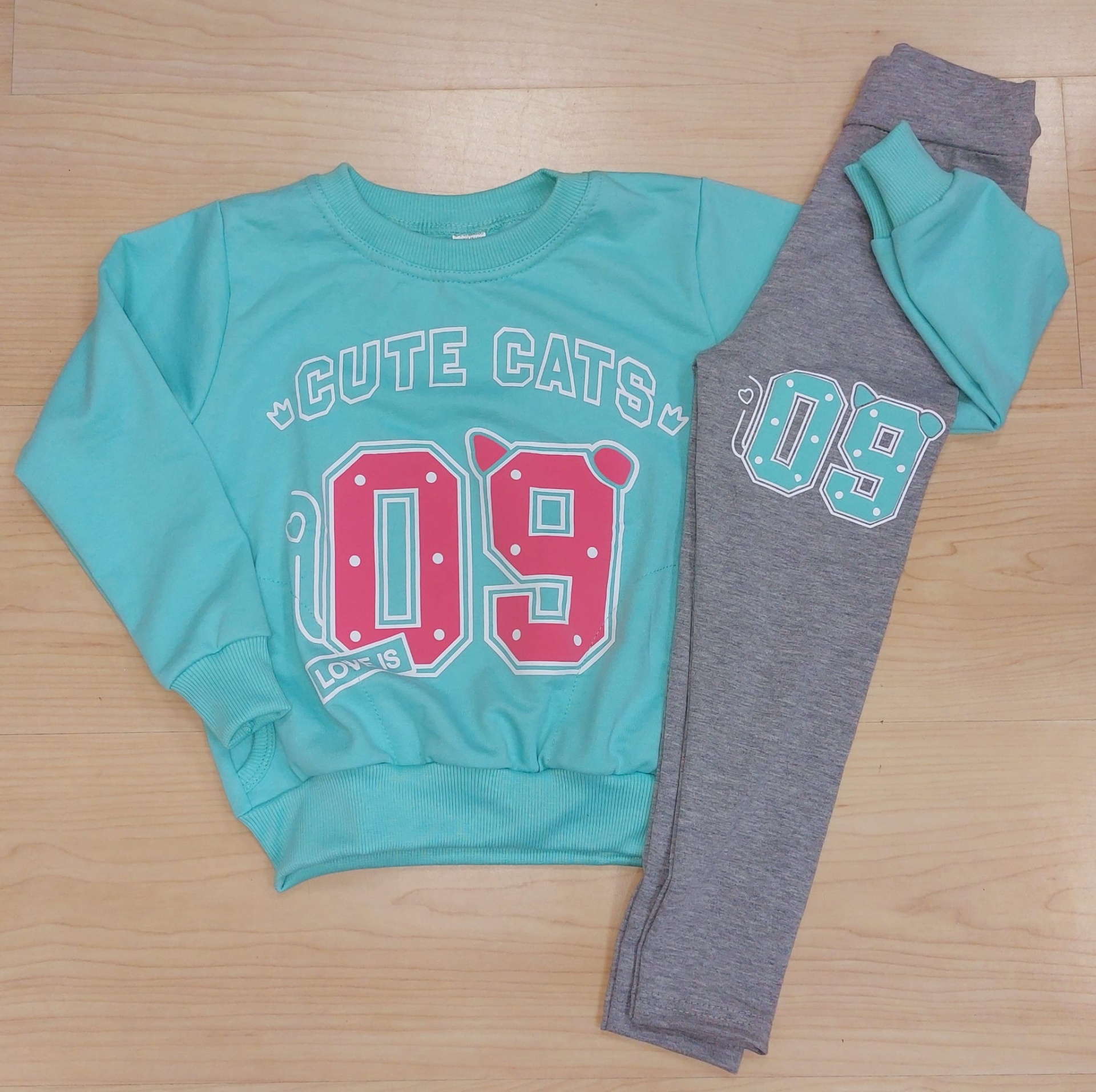 Conjunto Menina “Cute Cats 09” – 4 aos 14 Anos | Primavera Verão Conjunto de roupa para criança azul-turquesa e cinzento com texto e números