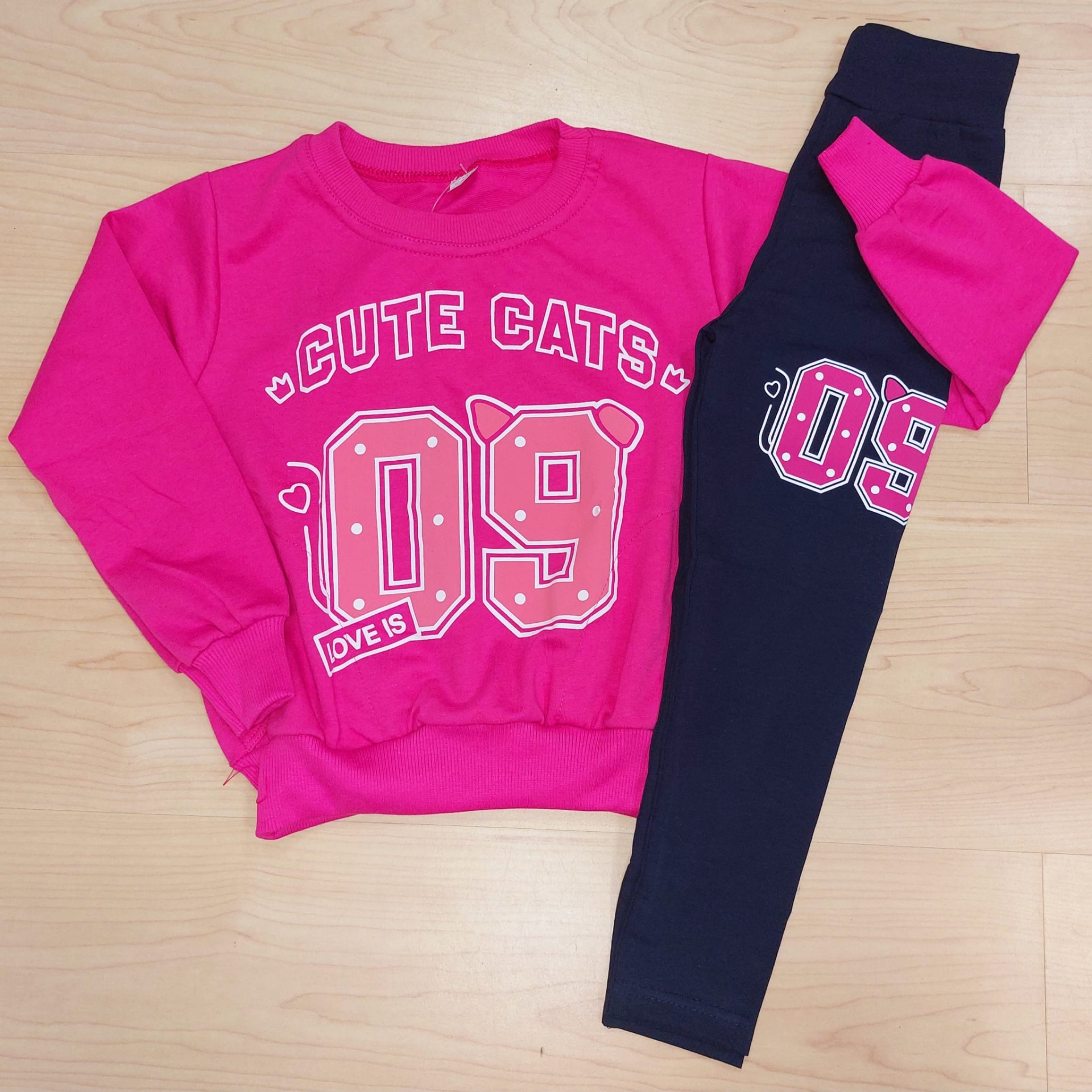 Conjunto Menina “Cute Cats 09” – 4 aos 14 Anos | Primavera Verão Conjunto infantil sweatshirt rosa com texto e calças pretas.