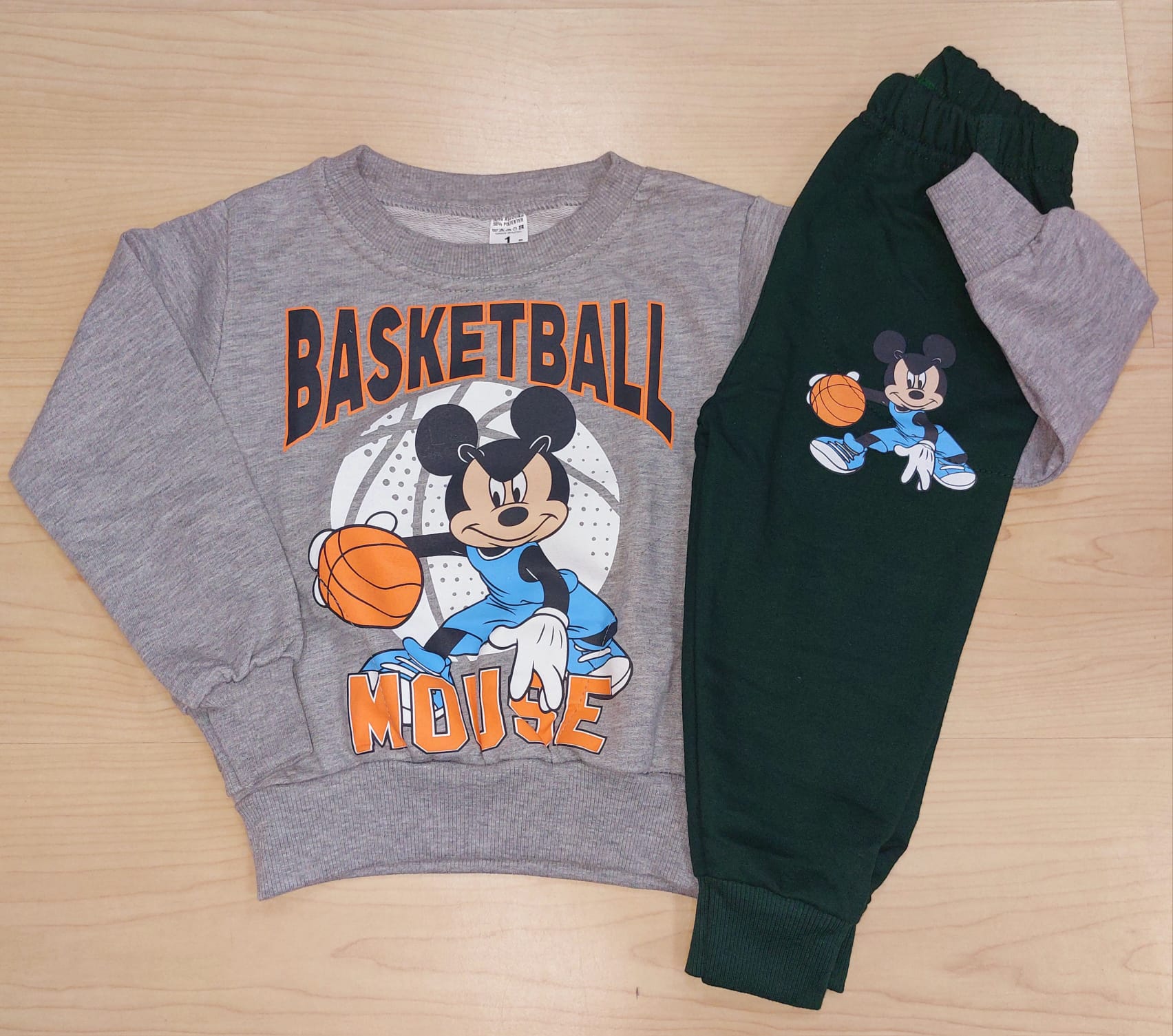 Conjunto Mickey Menino Basketball – Primavera Verão (Sem Carda) | 1 aos 8 Anos Conjunto roupa infantil cinzenta e verde com estampa Mickey Mouse jogar basquetebol
