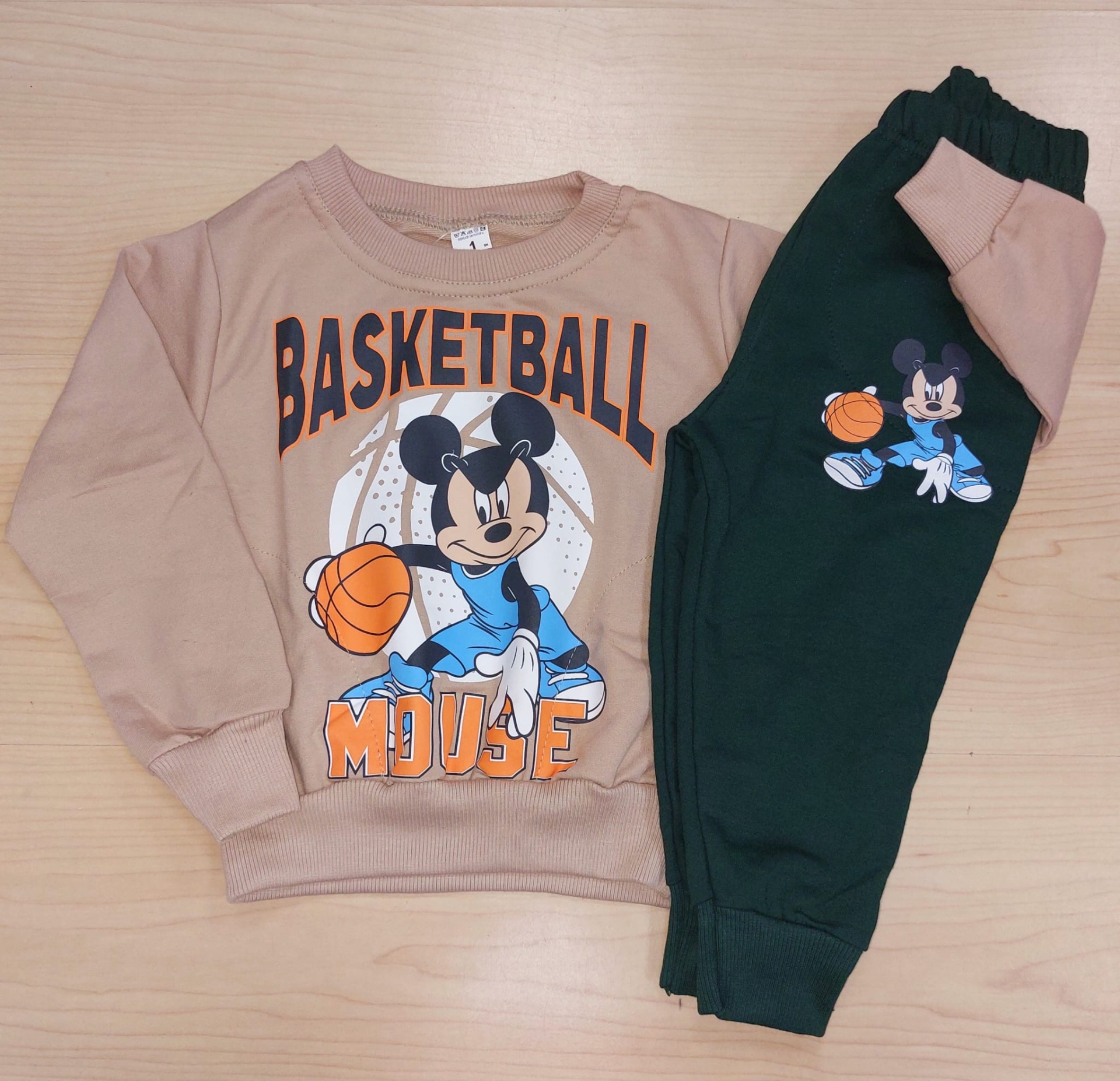 Conjunto Mickey Menino Basketball – Primavera Verão (Sem Carda) | 1 aos 8 Anos Conjunto de roupa de criança com estampa de Mickey Mouse e texto BASKETBALL MOUSE.