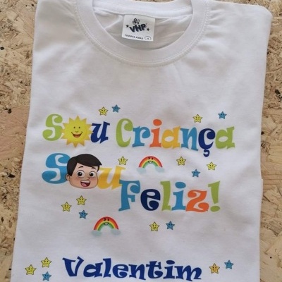 T-shirt branca de criança com design colorido e nome Valentim.