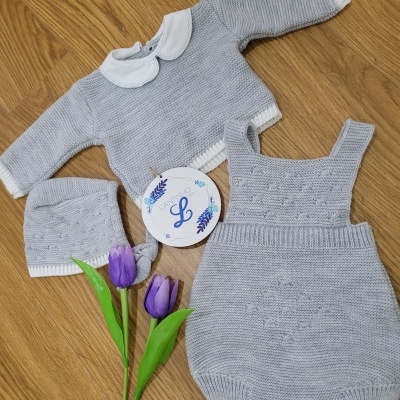 Conjunto de roupa de bebé em malha cinzenta clara com gola branca e tulipas roxas