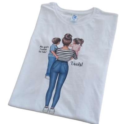 T-shirt branca com estampa de mulher segurando duas crianças e texto em português
