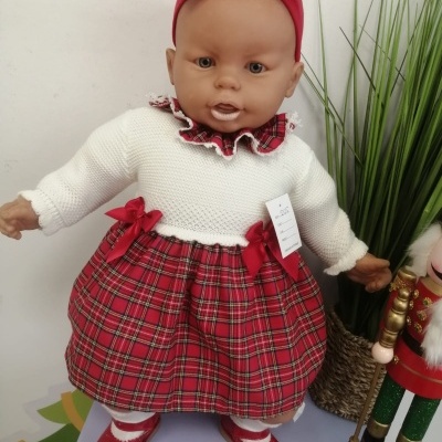 Boneca bebé com vestido xadrez vermelho e faixa de cabelo vermelha