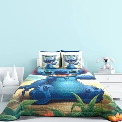 Cama com edredão e almofadas estampados com personagens azuis de Stitch num quarto azul claro