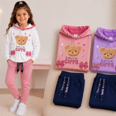 Conjunto de roupa infantil com sweatshirts coloridas, ursinho e laços, e calças combinadas.