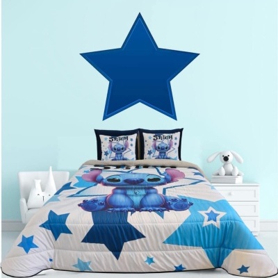 Cama infantil com edredão e almofadas azuis com personagem e estrelas