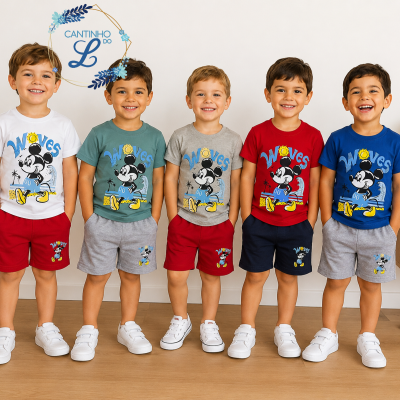 Crianças vestindo conjuntos de roupas com estampado do Mickey Mouse em várias cores.