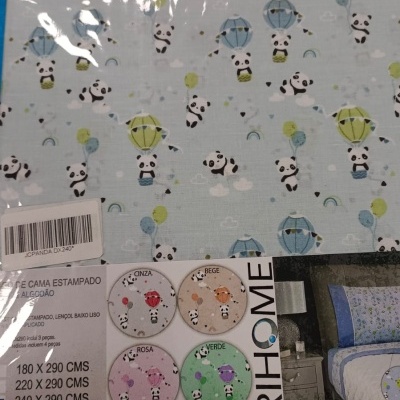 Jogo de cama estampado com padrão de pandas e balões em fundo azul claro