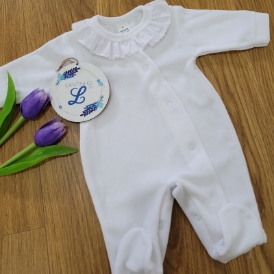 Macacão branco de bebé com gola de renda, botões e ornamentos florais