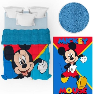 Cama com roupa de cama azul e vermelha com estampa do Mickey Mouse e almofadas brancas