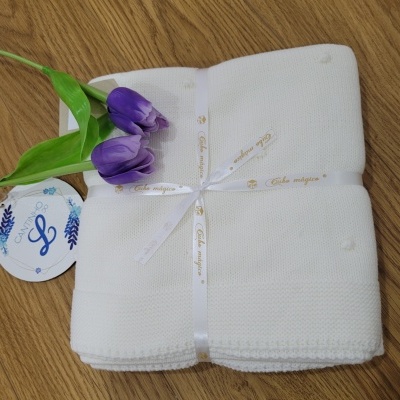 Toalha branca com fita, tulipas roxas e cartão com letra L