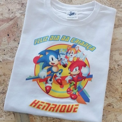 T-shirt branca com estampa do Sonic, Tails e Knuckles e texto em português
