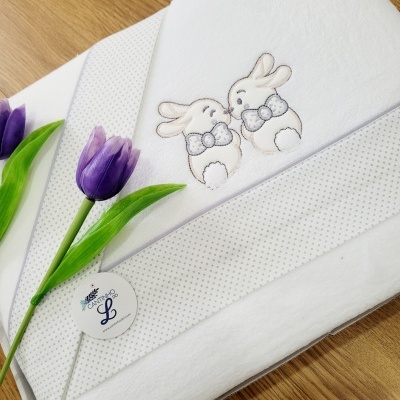 Toalha de banho branca de bebé com bordado de coelhinhos e faixa pontilhada cinzenta