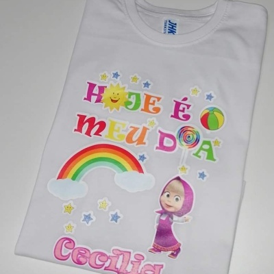 T-shirt branca com estampa colorida e nome Cecília